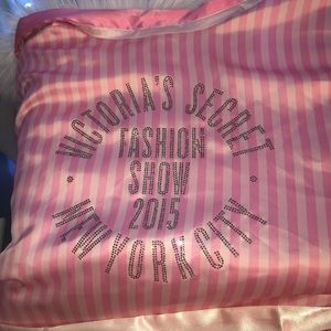 VS PINK 2015 FASHION SHOW SATIN ROBE O/S